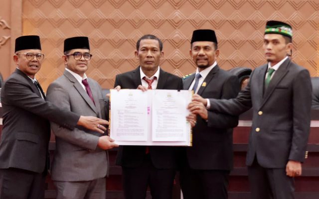 Plt Sekda Aceh dan Pimpinan DPRA Teken Persetujuan Bersama KUA-PPAS Aceh 2027