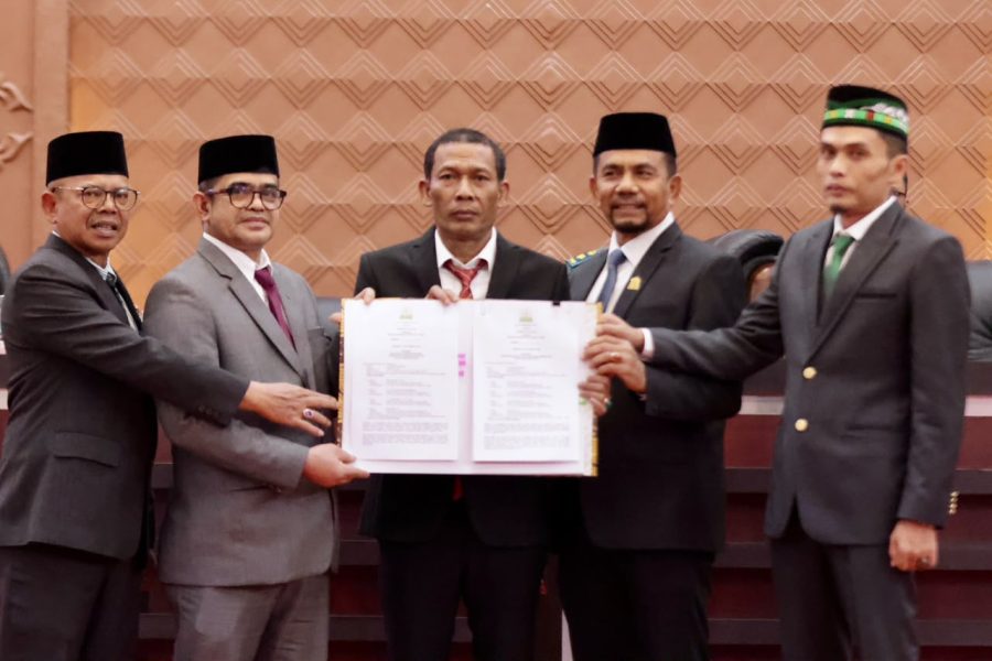 Plt Sekda Aceh dan Pimpinan DPRA Teken Persetujuan Bersama KUA-PPAS Aceh 2027