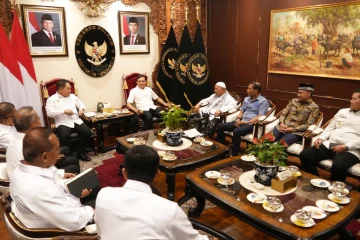 Dek Fadh Bersama Abu Paya Pasie dan Ketua DPRA, Temui Menko Polkam, Perkuat Sinergi untuk Aceh